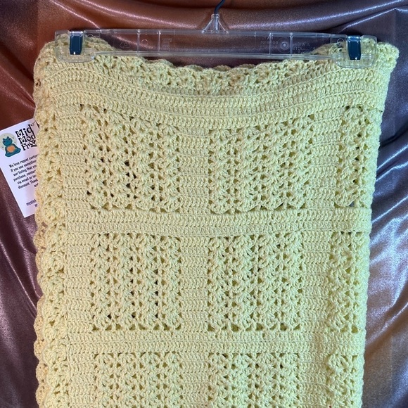 Vintage 50’s pale yellow with shiney bits crochet blanket 30 x 42 B10